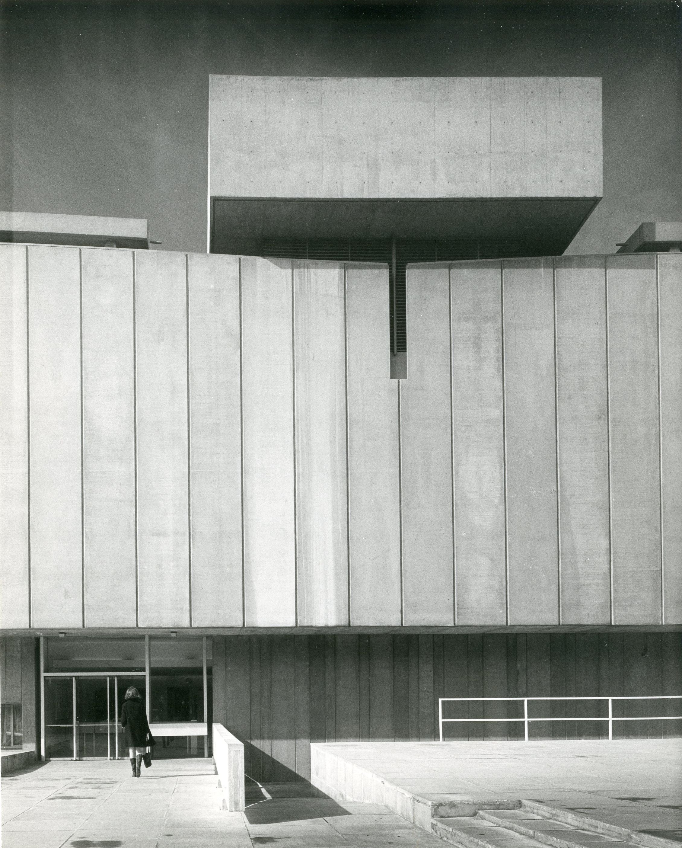 Denys Lasdun and Partners, Sports Centre, University of Liverpool. Photographer: Richard Einzig, AA Archives.